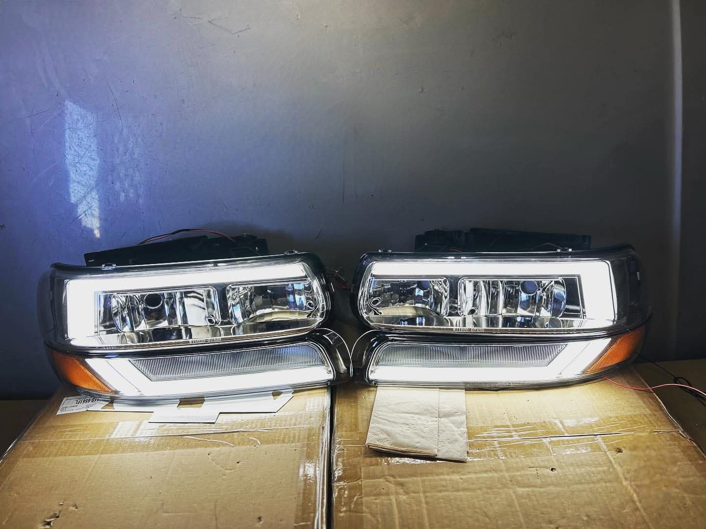 Replacement Headlights for Chevy Silverado 1999-2002 / Tahoe 1999-2006